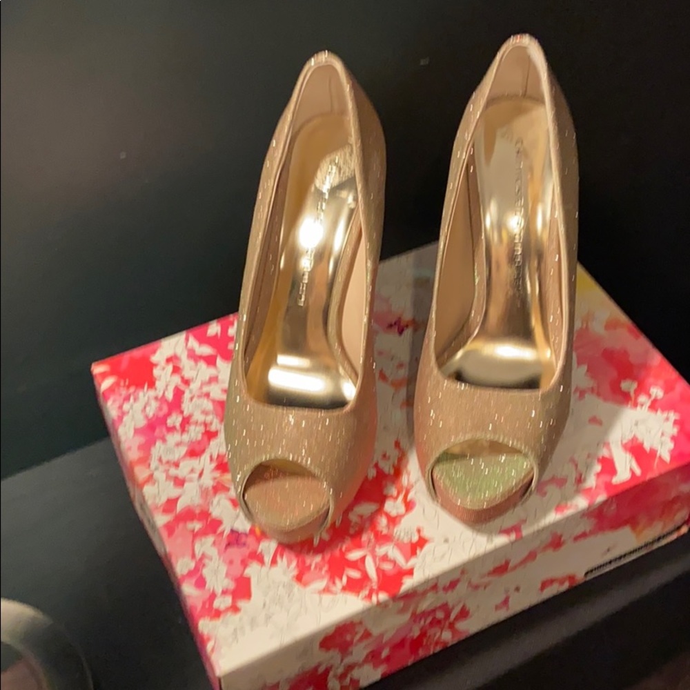High heel pumps
